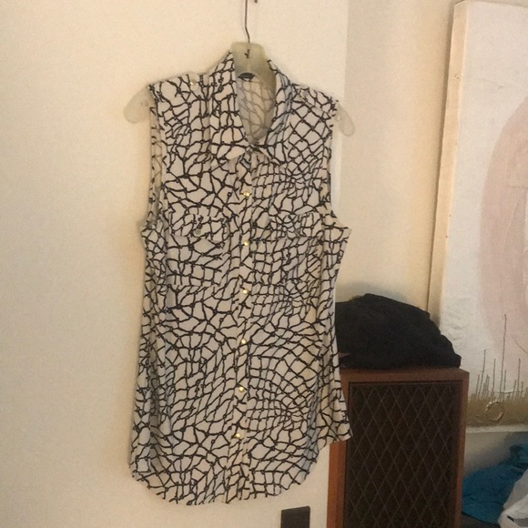 Summer blow Out $14!! Bcbg max azaria sleeveless button down blouse - Picture 2 of 8